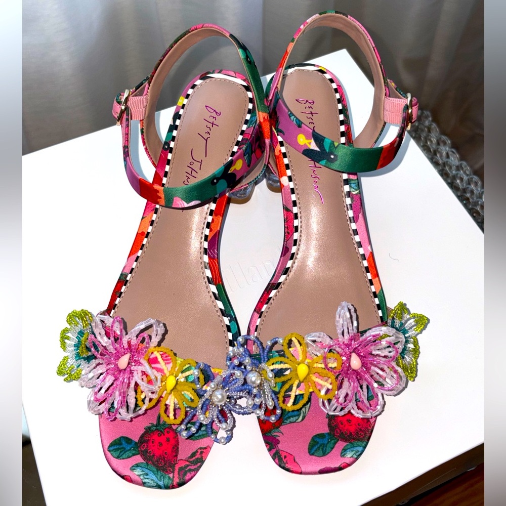 She’s Blooming💐 2025 sandals - Picture 2 of 7